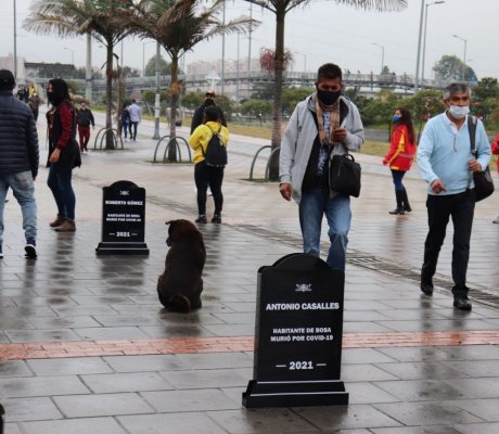 Con lápidas hacen campaña de sensibilización por la covid-19 en Bogotá